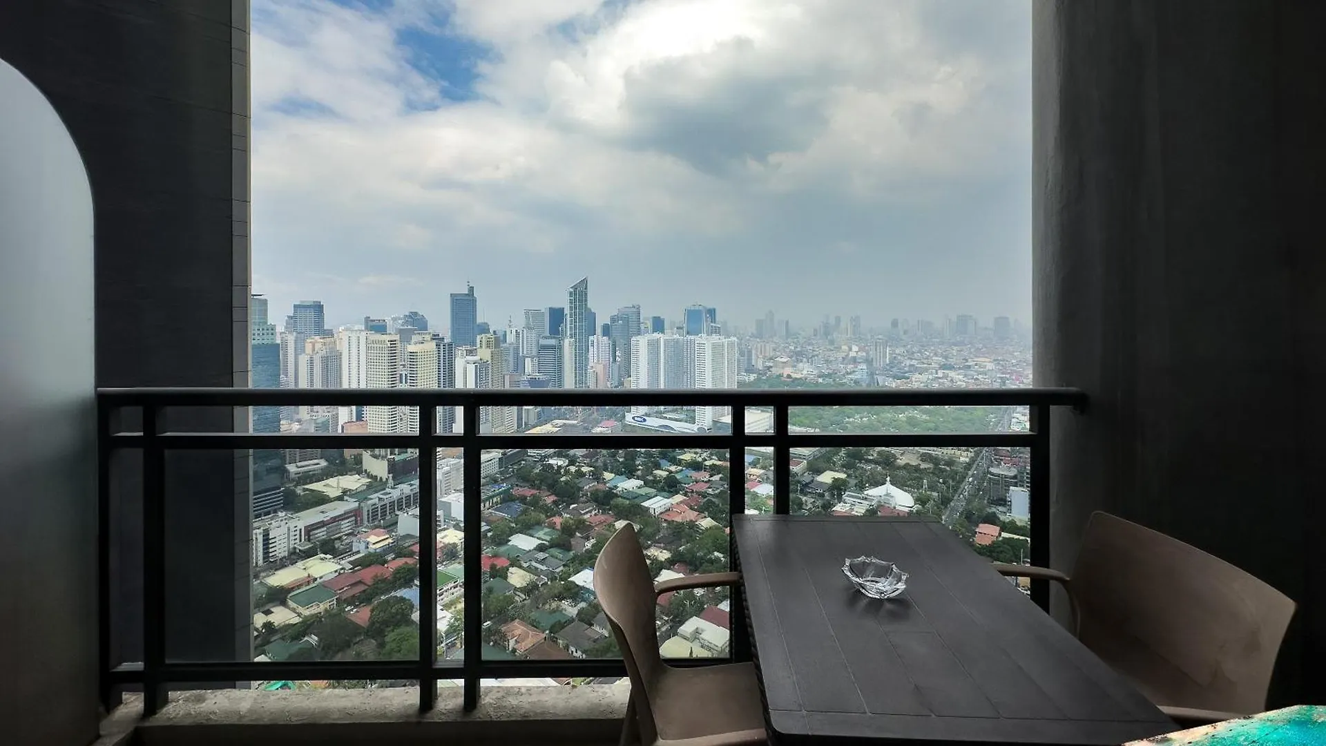 Gramercy Residences 1 Bed City View With Balcony 马卡蒂